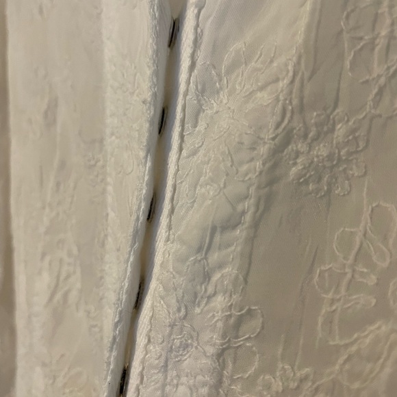 Johnny Was White Floral Embroidered Snap Down Top. Like New!! - Picture 5 of 11